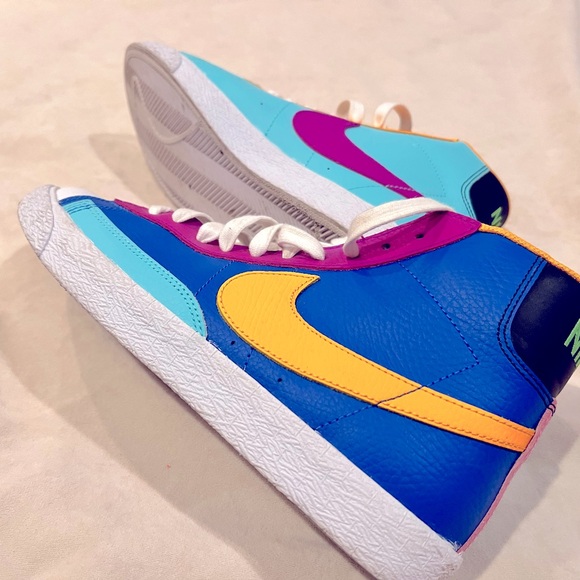 Colors go off on these Nikes - Picture 6 of 8